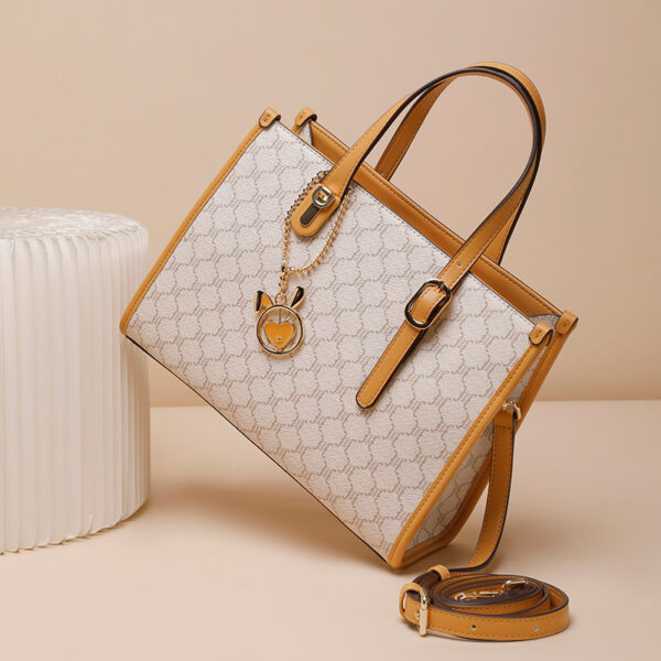 Fashionable and Simple Shoulder Bag