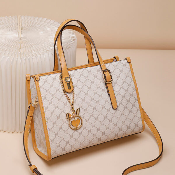 Fashionable and Simple Shoulder Bag